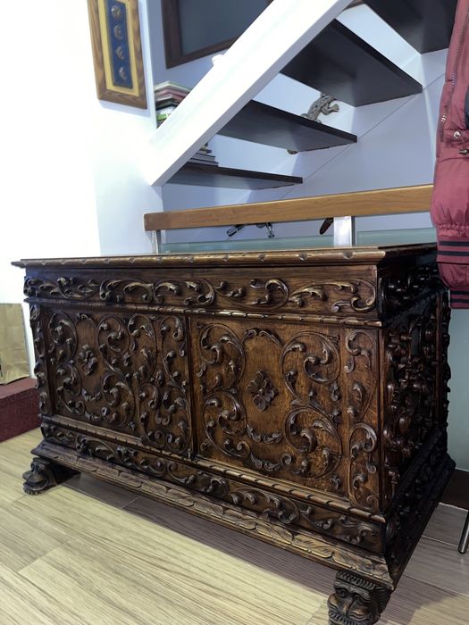 Arca antiga em madeira maciça