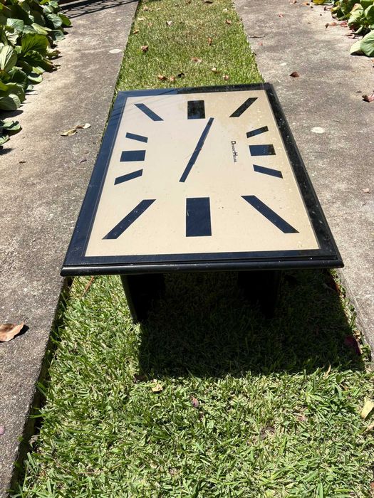Mesa de centro com relógio embutido | 92x56x40cm