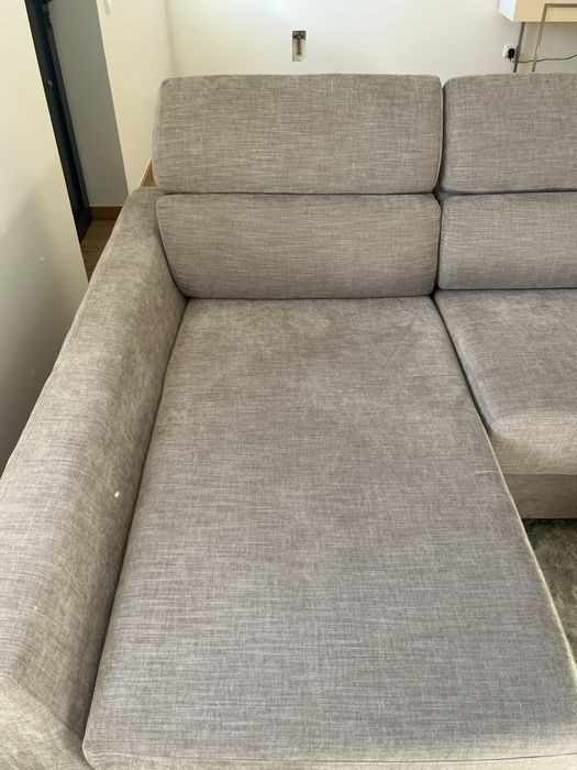 Sofá bege com detalhes em prata