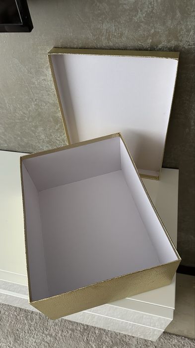 Велика подарункова коробка золотиста