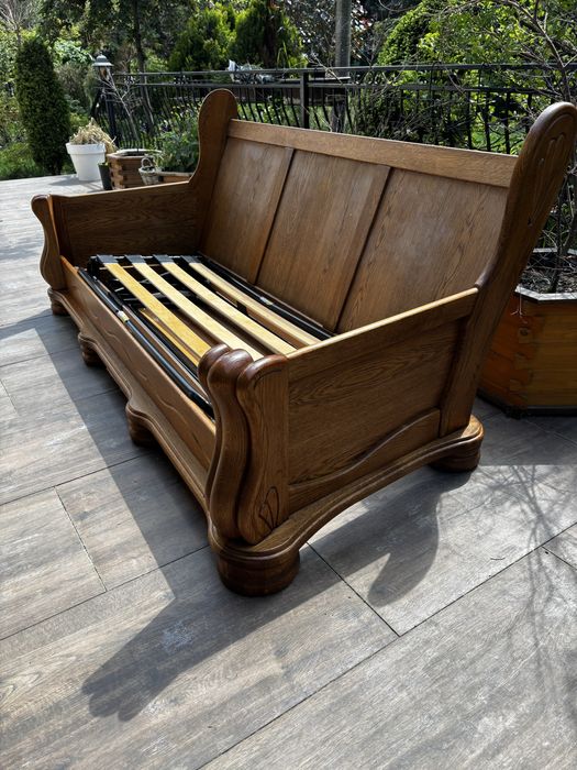 Drewniana sofa z funkcja spania