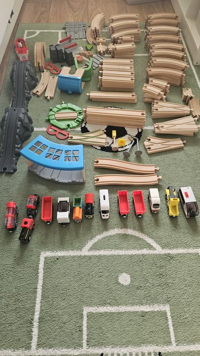 Zestaw drewnianych torów oraz lokomotyw, torów i gadżetów