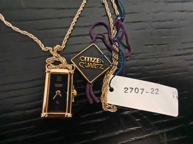 Fio com pendente de relógio (Citizen 2707-22, Novo e Original)