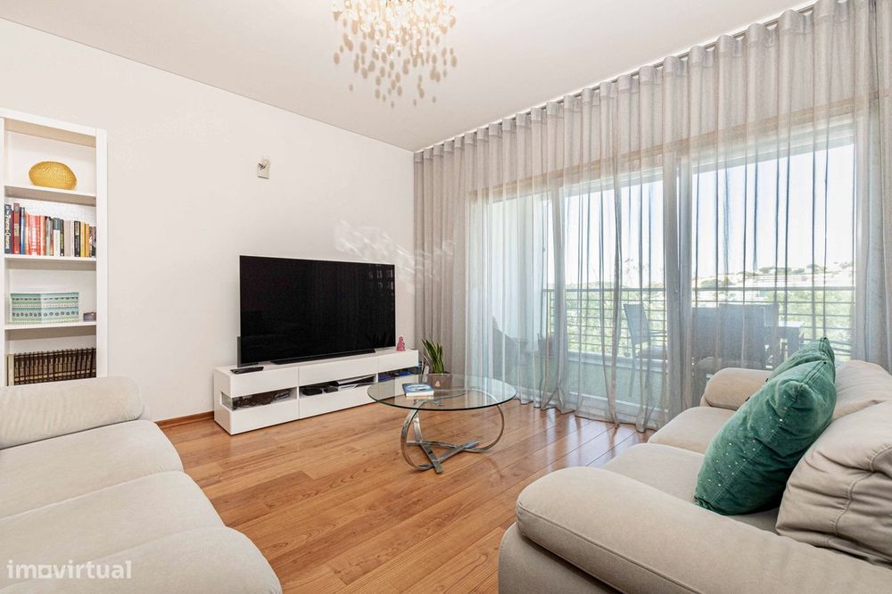 T3 com vista sobre o Jamor, box de 58 m² e condomínio com piscina