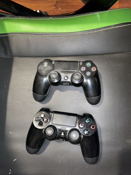 PS4 com jogos e dois comandos