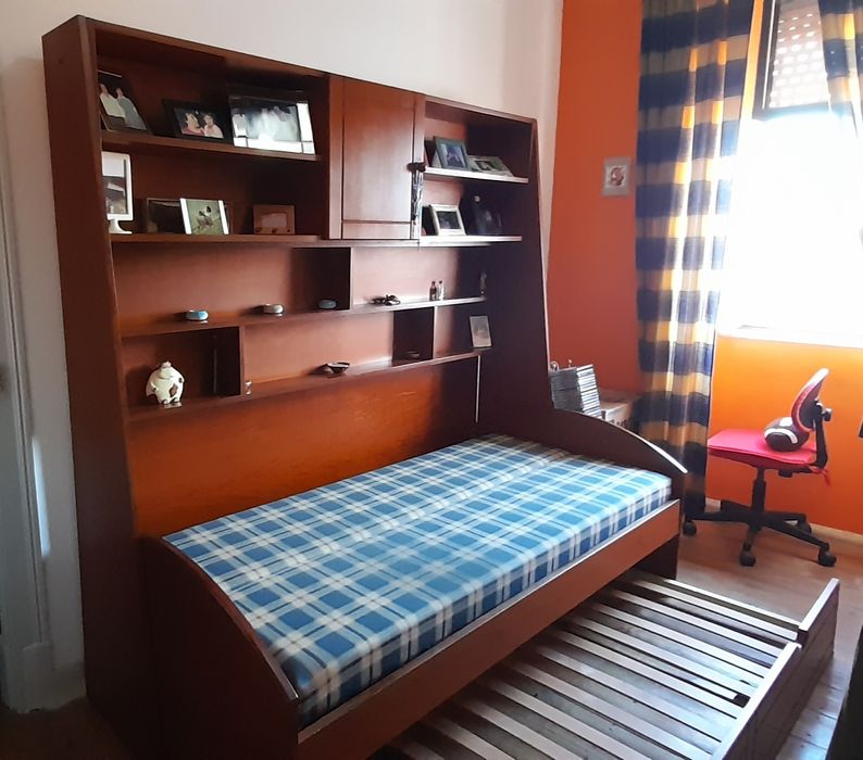 Roupeiro e  Cama e Escrivaninha - Mobilia quarto madeira cereje