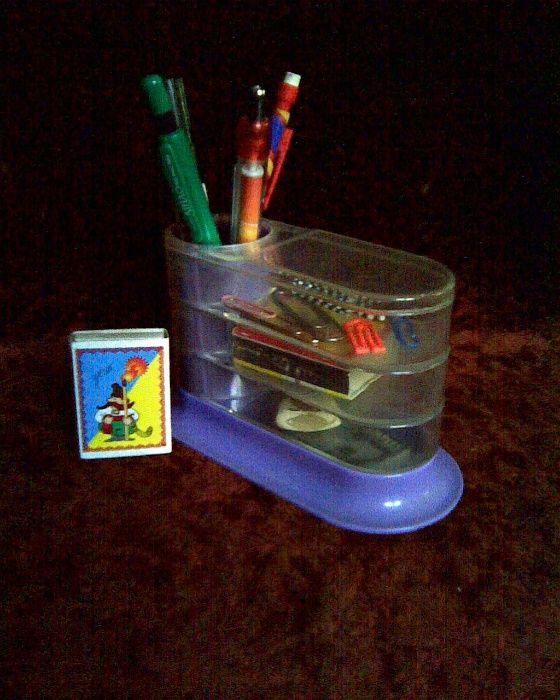 Подставка для канцтоваров.