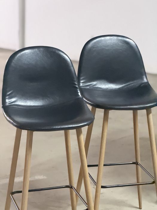 Mesa alta com cadeiras