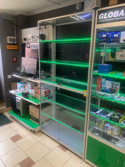 Скляна вітрина для офісу / магазину (стелаж, полка, витрина)