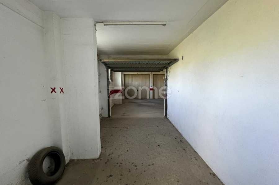 Arrenda-se Garagem (Box) com Luz natural - Queluz