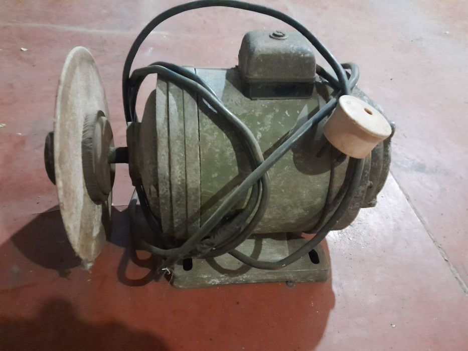 Продам двигатель 220в с заточным диском