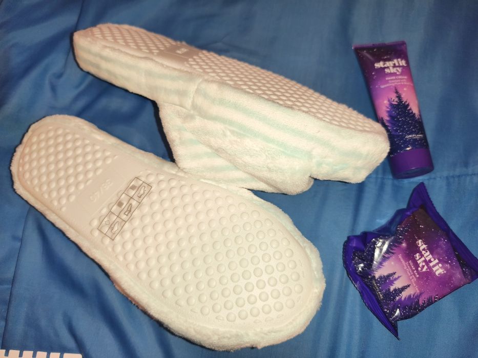 Zestaw upominkowy: kapcie+ mydełko i krem do rąk Oriflame