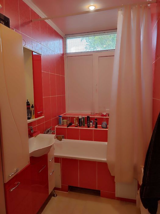 Продам трёхкомнатную квартиру с автономным отоплением .