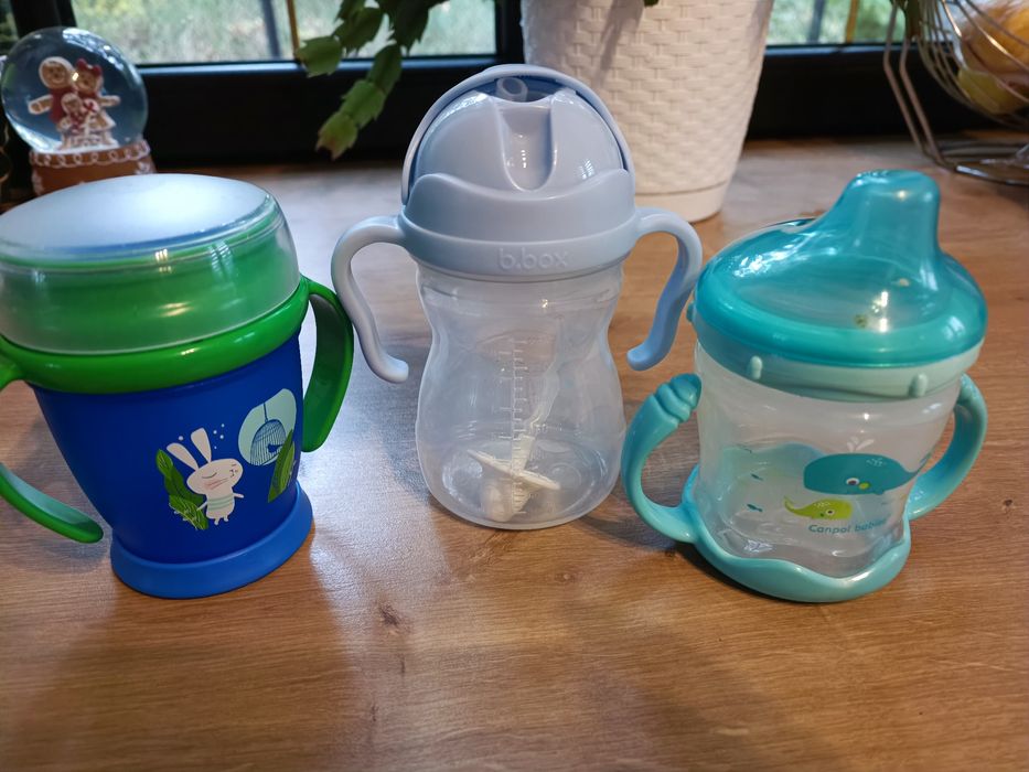 B box i dwa inne kubeczki do nauki picia używane