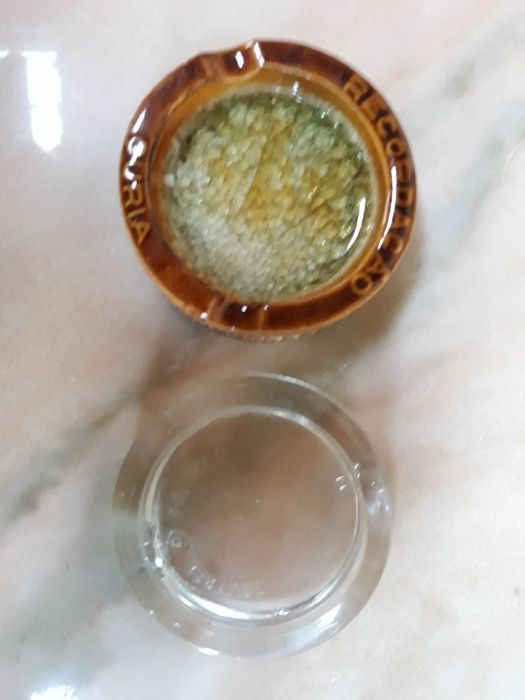 Cinzeiros antigos e variados.