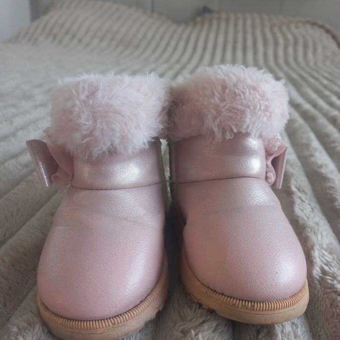 Уги для дівчинки