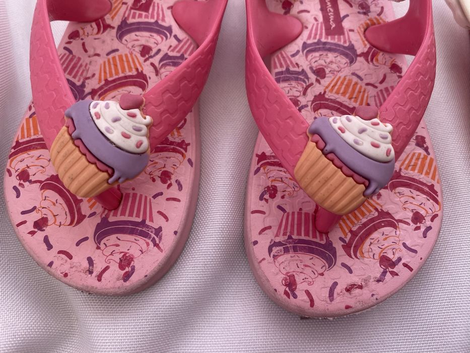 Sandalias calcado menina Havaianas, Ipanema Crocs, Zara 20, 21