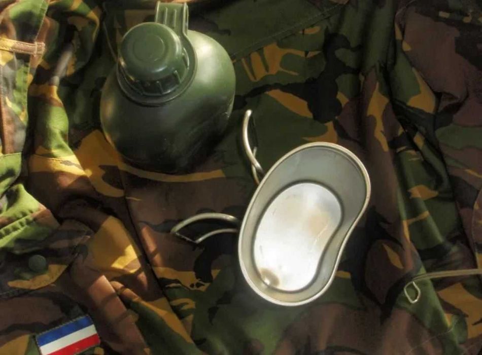 Manierka Wojskowa Armia Holandia z Kubkiem ze Stali Nierdzewnej