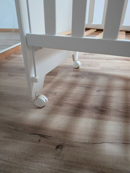 Berço Branco com Cristais Swarovski | 2 Posições | Lateral Rebatível | Rodas