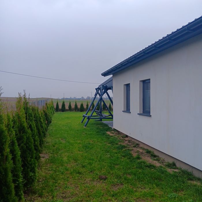Sprzedam działkę z domem nad jeziorem.