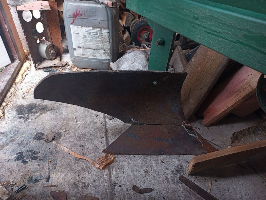 Плуг двокорпусний