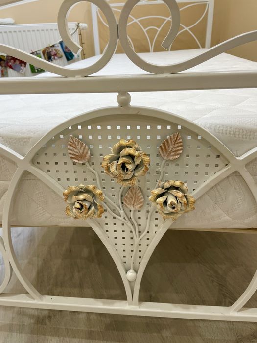 Коване ліжко (ручна робота) для дівчинки