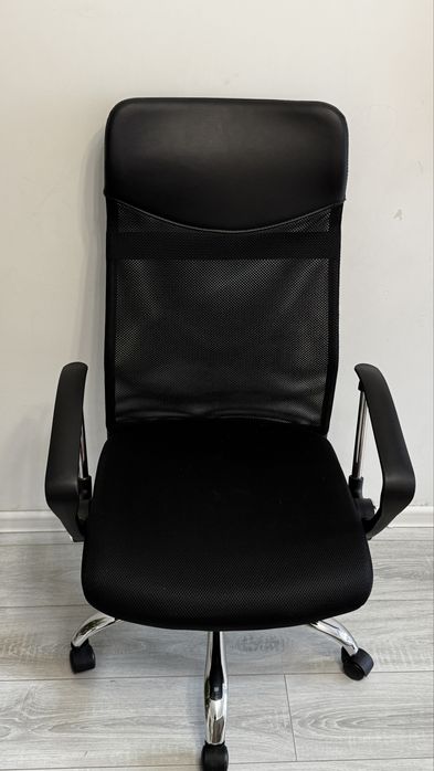 Крісло офісне комп’ютерне чорне сітка. На гарантії.