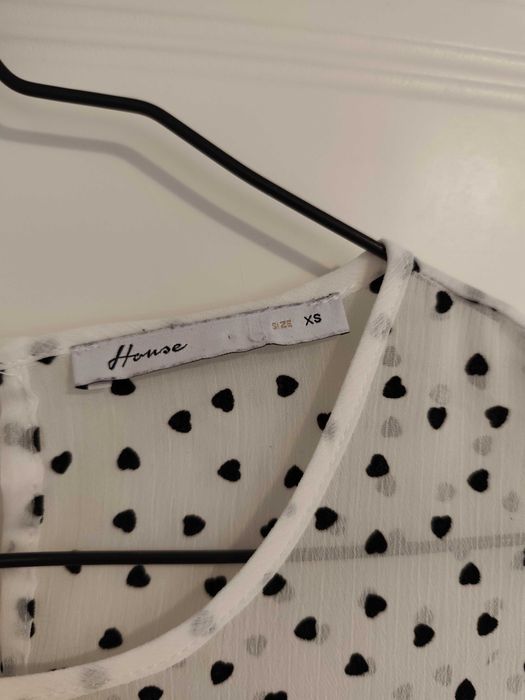 Biała koszula z czarnymi serduszkami