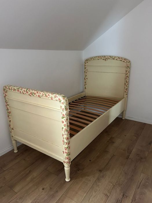 Piękne drewniane łóżko w różyczki