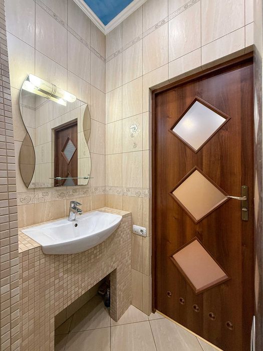 Продається простра квартира з ремонтом в центрі міста