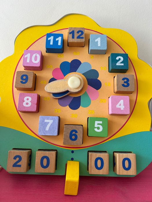 Relógio brinquedo em madeira impecável