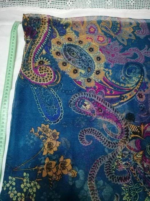 Lenços antigos de cabeça e ombros