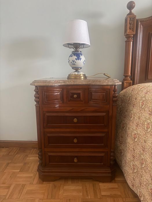 Cama, mesinha de cabeceira, cómoda e colchão