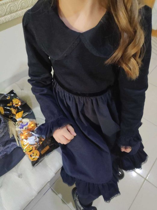 Vestido de bombazine preto com folho e renda 116-122cm