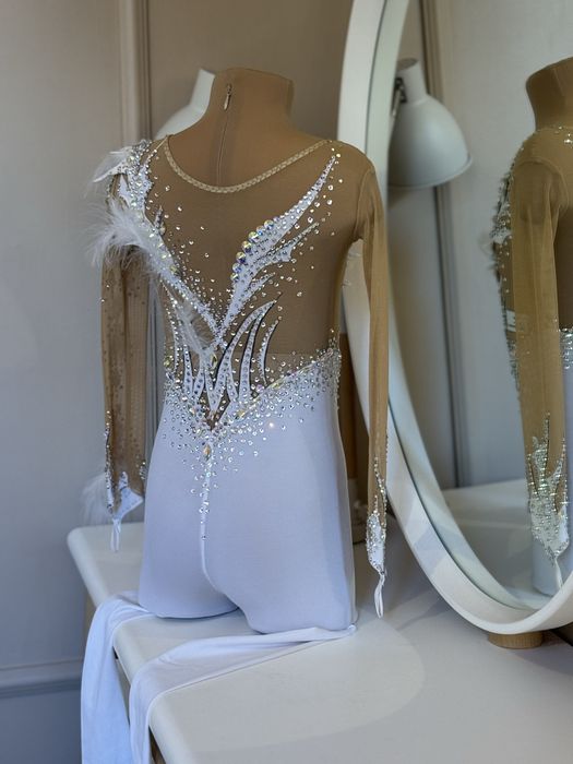 Продам комбинезон длч хкдожественной гимнастики на рост 125-135см