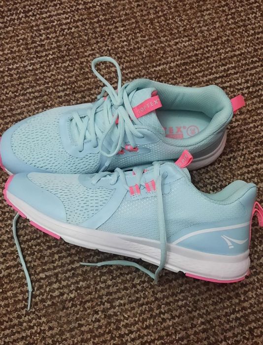 Терміново. Кросівки жіночі нові 39