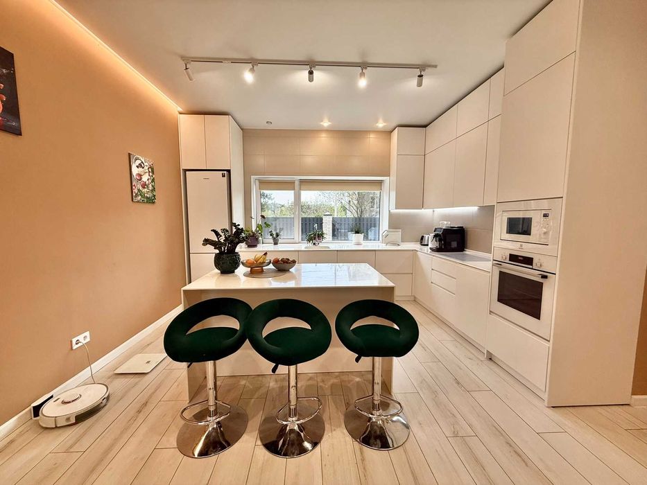 Двоповерховий Будинок З Ремонтом ТА Меблями, 10 КМ Від ЦЕНТРУ МІСТА