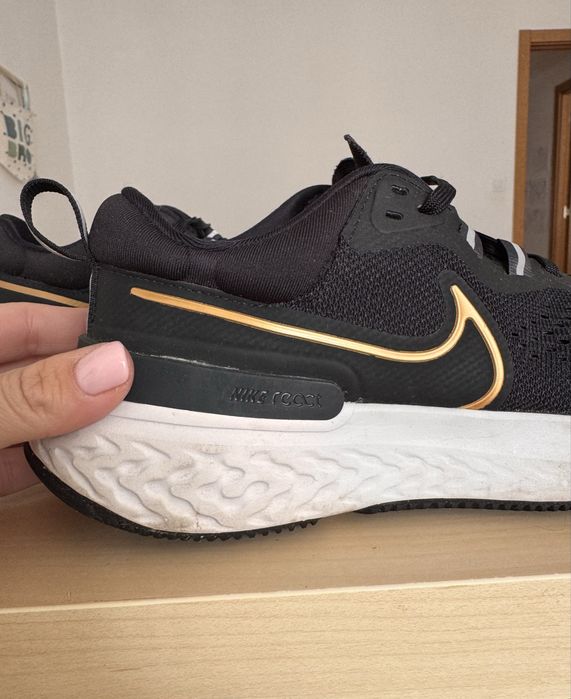 Nike React Infinity Run preto/dourado 38