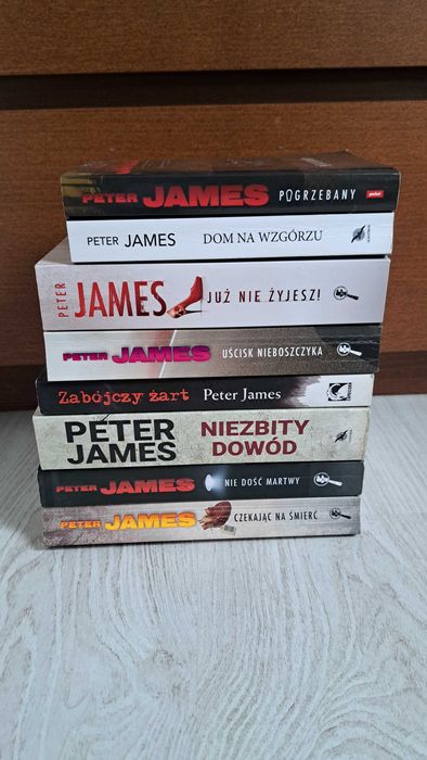 8 Peter James Dom na wzgórzu Pogrzebany Nie dość martwy Już nie żyjesz