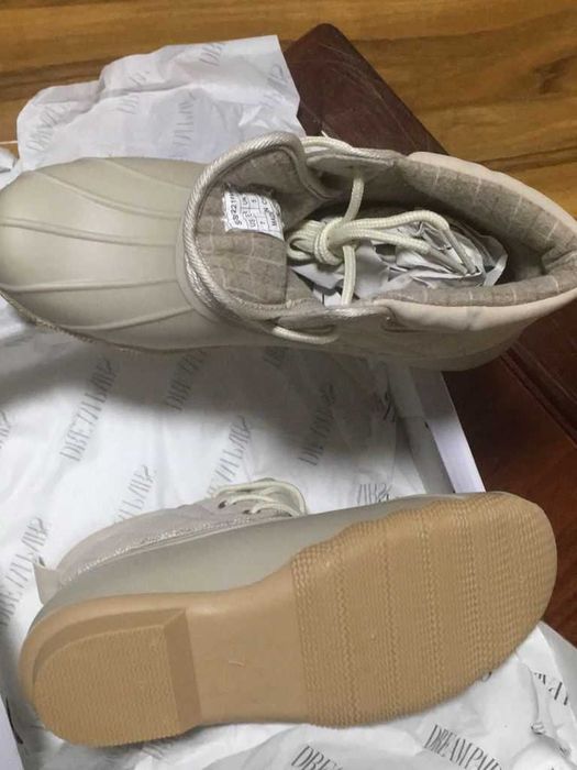 Botas femininas bege impermeáveis