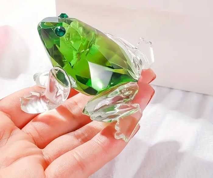 Figurka kryształowa żaba. Kolor szmaragdowa zieleń. 5x5x5 cm
