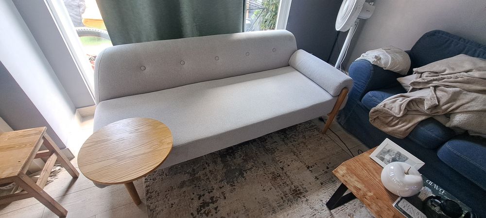 Sofa de sala com mesa de apoio