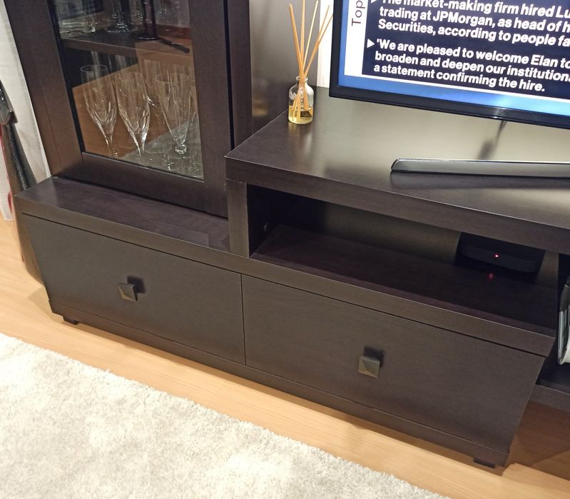 Móvel TV com cristaleira ( Cor Wengue )