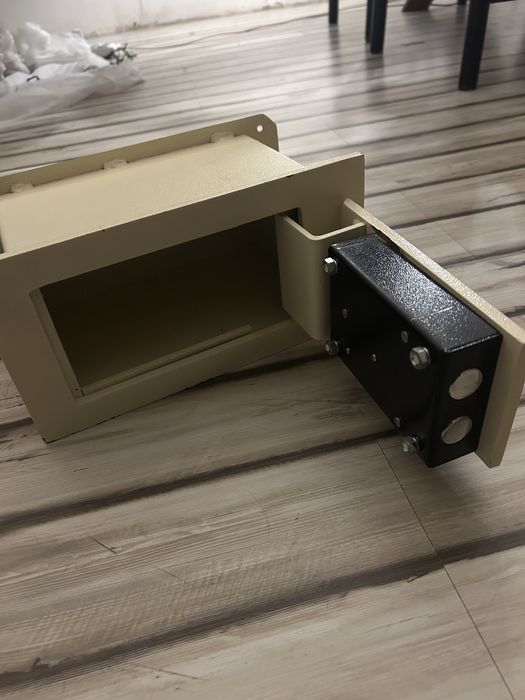 Сейф с возможностью монтажа в стену