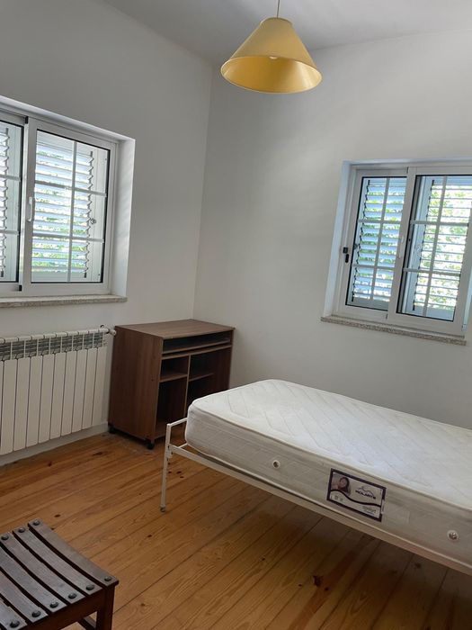 Alugo quartos a estudantes