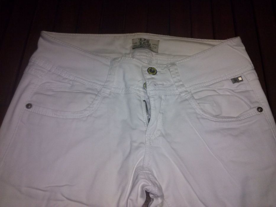 4 Calças Pull&Bear e Lois por 9 euros