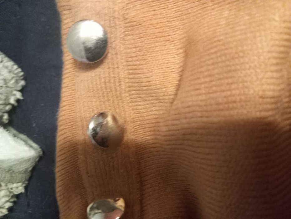 Rozowy sweter z ozdobnymi guzikami rozmiar L