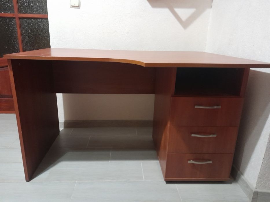 Стіл письмовий у відмінному стані