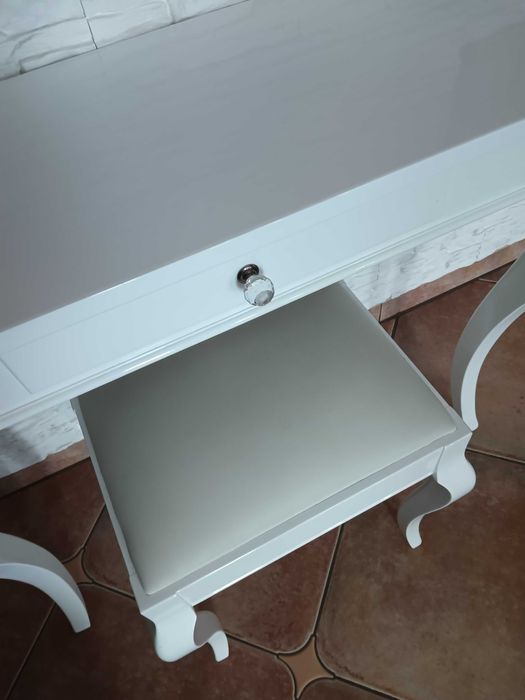 Piękna konsola toaletka biała lakierowana z taboretem