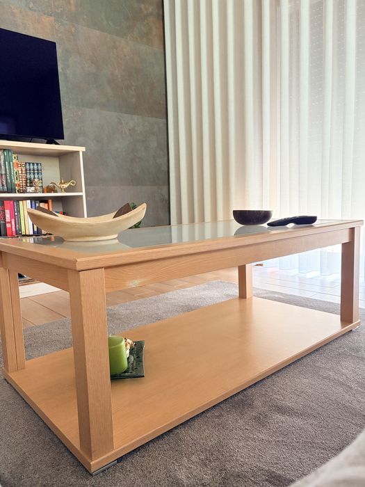 Mesa de centro em madeira com tampo em vidro